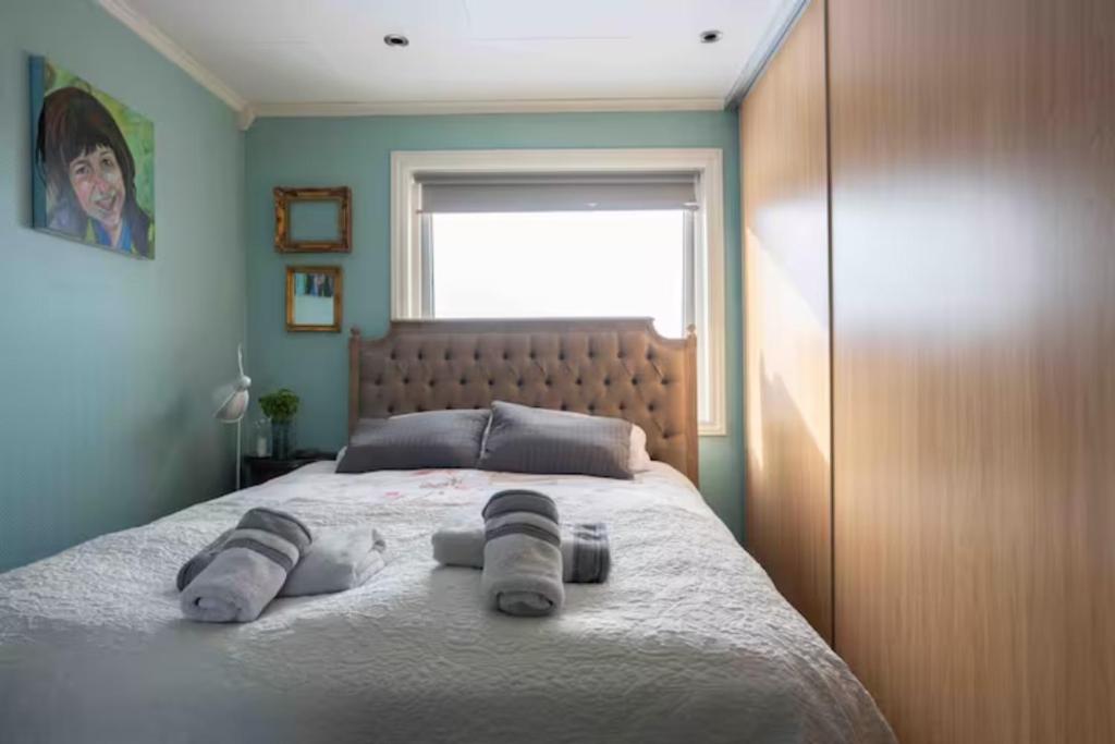 una camera da letto con un grande letto con asciugamani di Cosy room in a family flat a Oslo