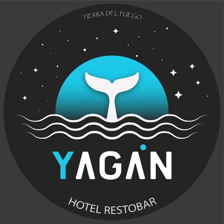 un delfín en el océano con la luna y las estrellas en Hotel Yagan Porvenir en Porvenir