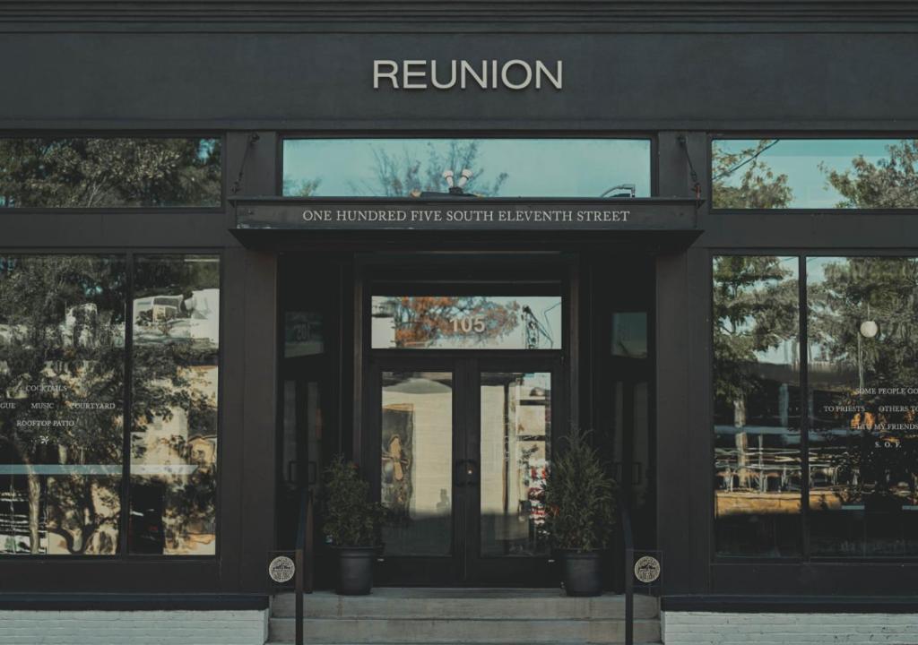 Reunion Hotel في ناشفيل: مبنى بمدخل مبنى به نوافذ