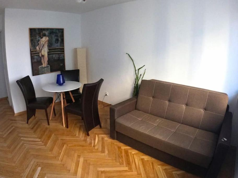 ワルシャワにあるŚliska Central Location, high standardのリビングルーム(ソファ、テーブル付)