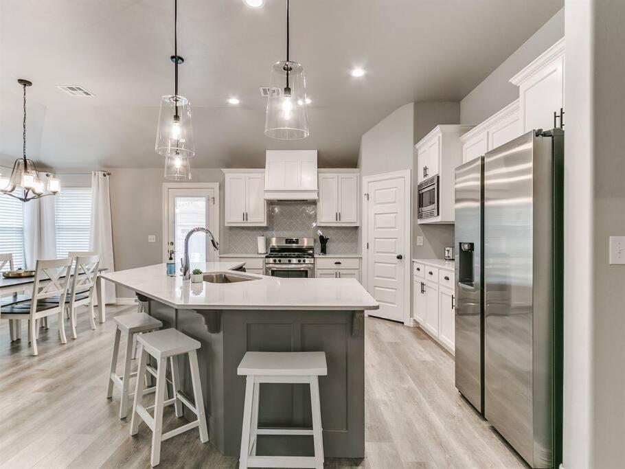 Cozy And Contemporary Home In Yukon! - Oklahoma City, OK