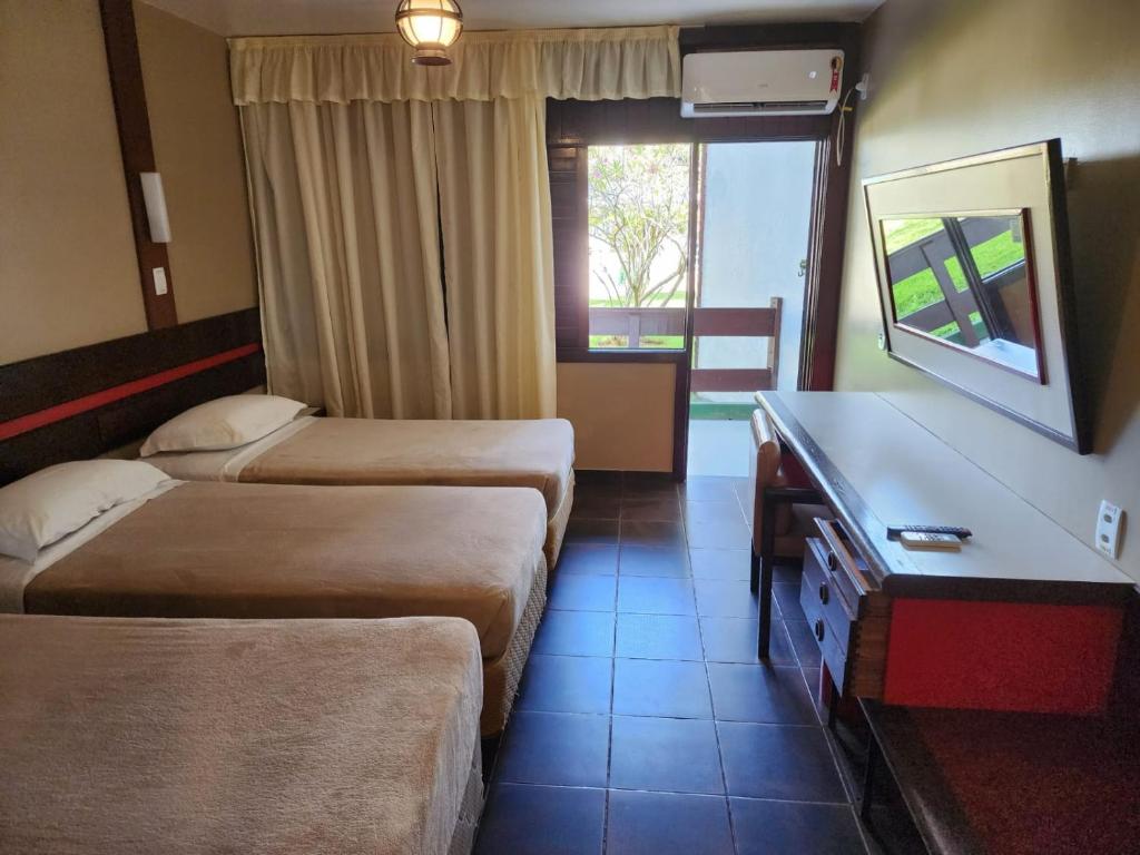 TV a/nebo společenská místnost v ubytování Baia Cabralia Hotel