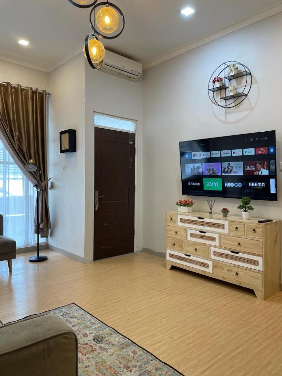 TV a/nebo společenská místnost v ubytování Clamitan House