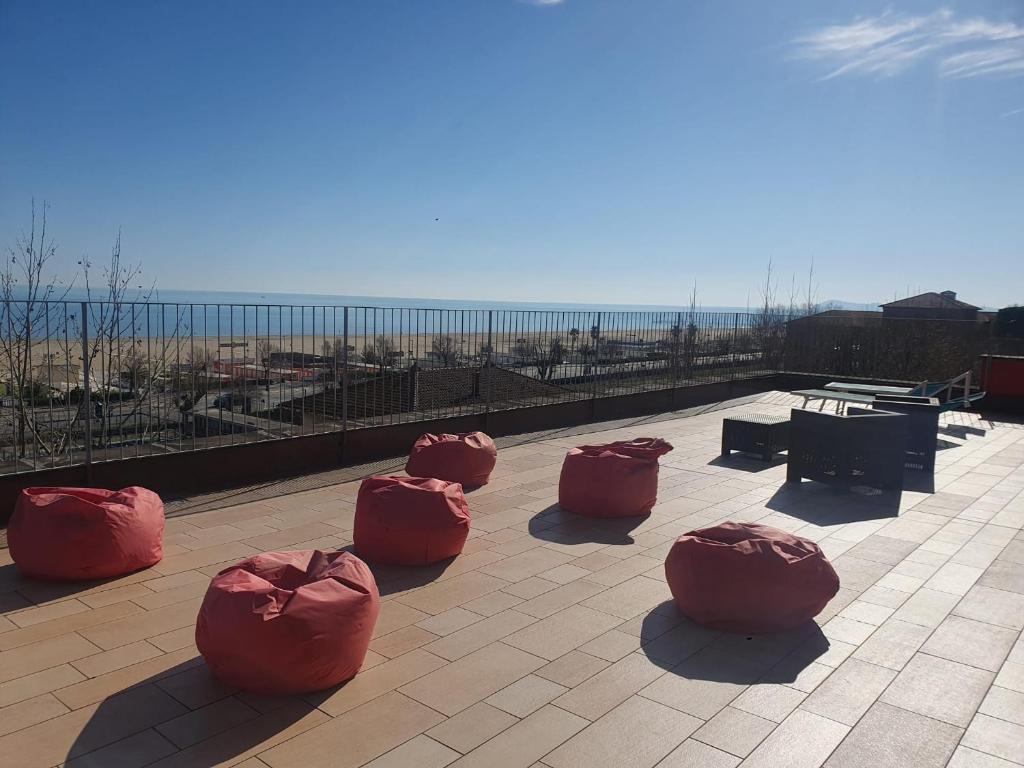 un groupe de sacs de haricots rouges assis sur un patio dans l'établissement HOTEL VILLA SANTANNA, à Rimini