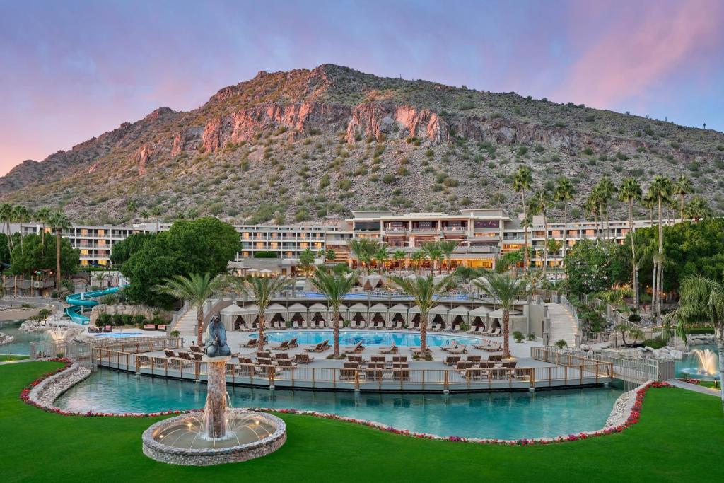 - une vue sur un complexe avec une montagne en arrière-plan dans l'établissement The Phoenician, a Luxury Collection Resort, Scottsdale, à Scottsdale