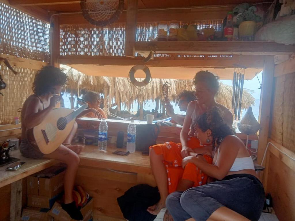 un grupo de chicas sentadas en un mostrador en una habitación en Makany Makanak Camp, en Dahab