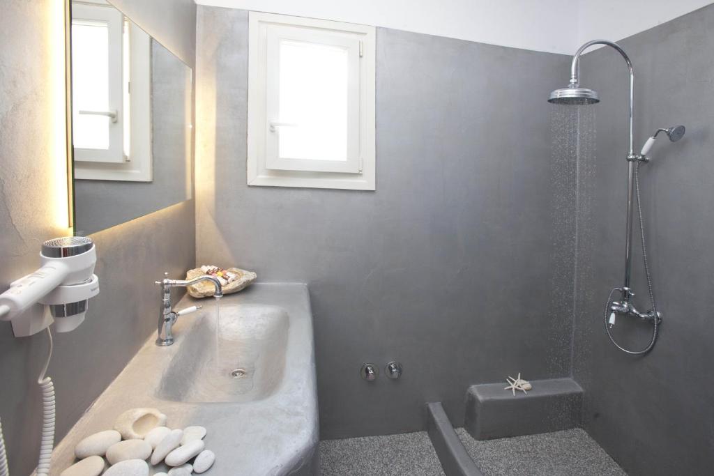 Uma casa de banho em Naxos Euphoria Suites