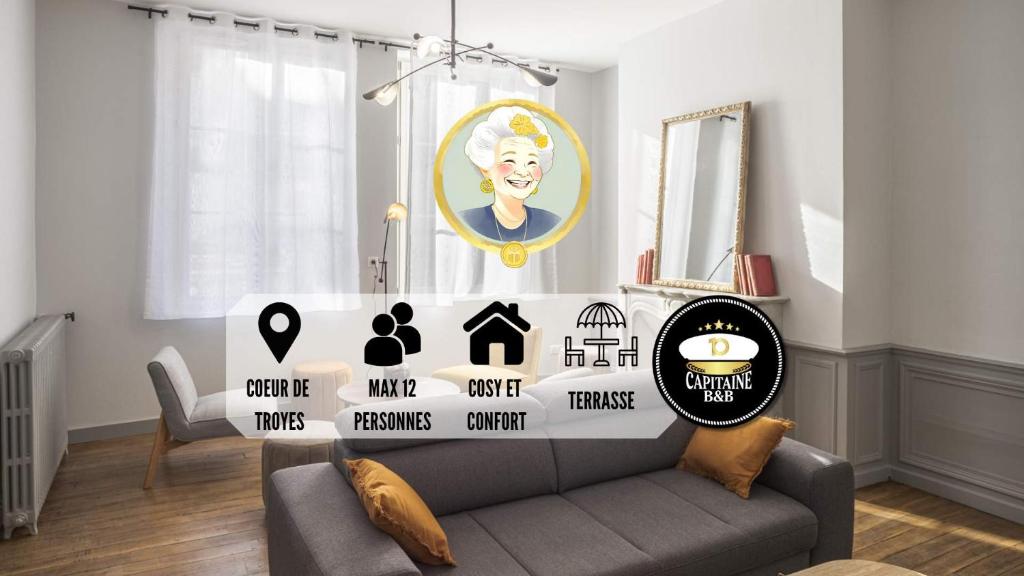 un salon avec un canapé et une photo de clown dans l'établissement Résidence Chez Suzanne - Maison - Hypercentre, à Troyes