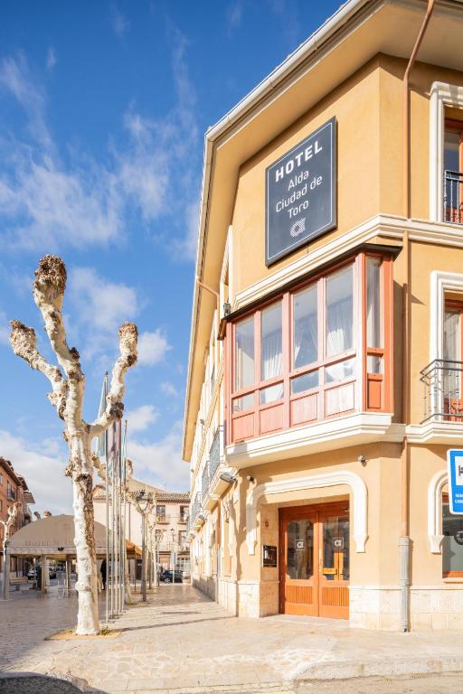 budynek z napisem na boku w obiekcie Hotel Alda Ciudad de Toro w mieście Toro