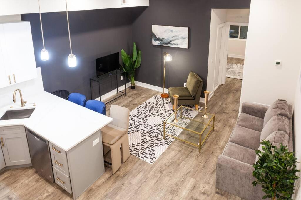 uma cozinha e sala de estar com um sofá e uma mesa em City Explorer's Dream - 3BR Gem with WiFi+Laundry em Filadélfia
