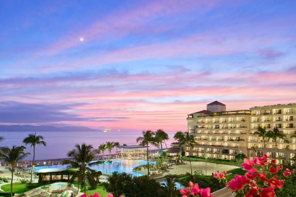widok na hotel i ocean o zachodzie słońca w obiekcie Marriott Puerto Vallarta Resort & Spa w mieście Puerto Vallarta