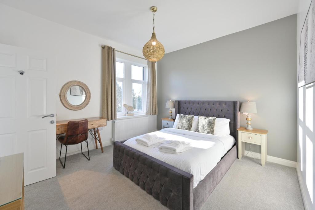 sypialnia z łóżkiem, biurkiem i oknem w obiekcie Rooms at The Dressers Arms w mieście Chorley