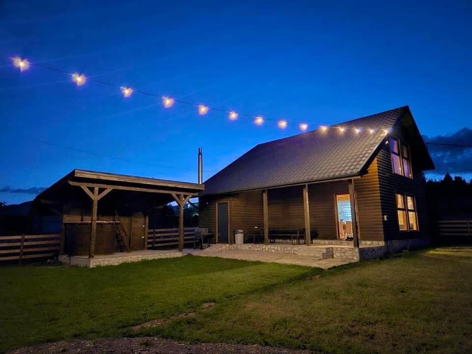 un granero iluminado por la noche con luces en CABANA EDEN, en Câmpeni