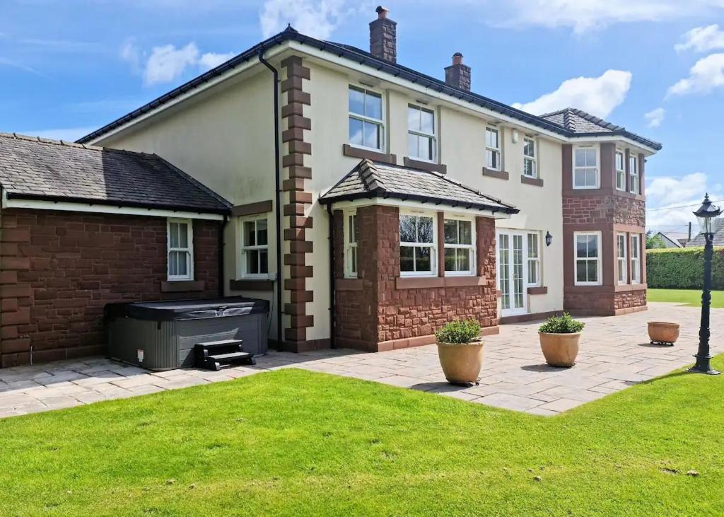 Holiday home Pass the Keys Beautiful Large 5BR Home with HTub Near