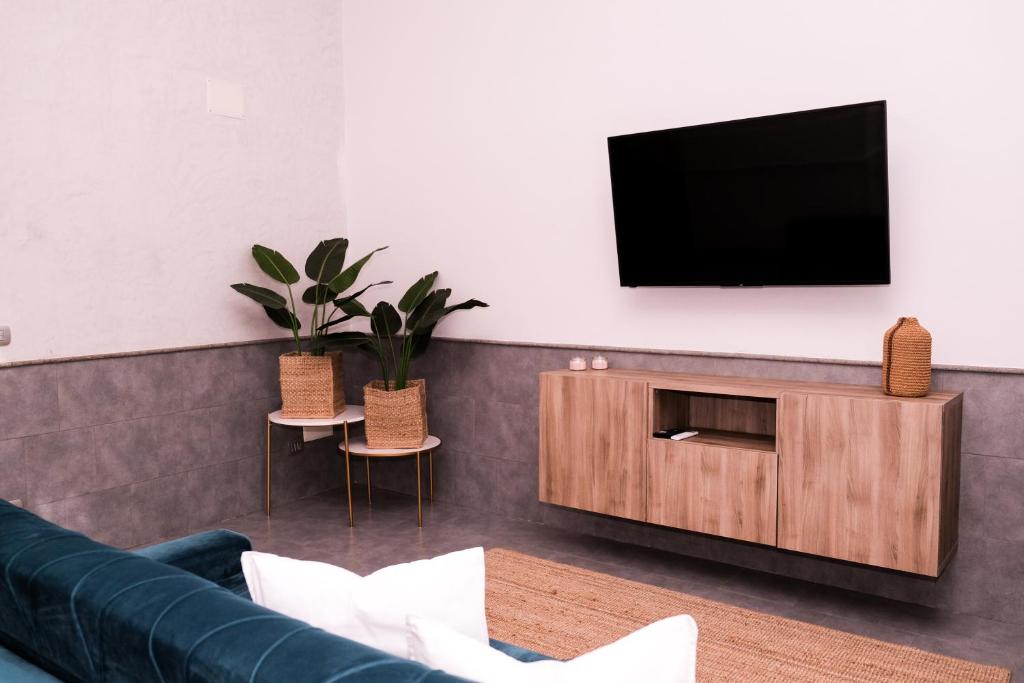 Televízia a/alebo spoločenská miestnosť v ubytovaní A un passo dal Castello Maschio ANGIOINO Appartment