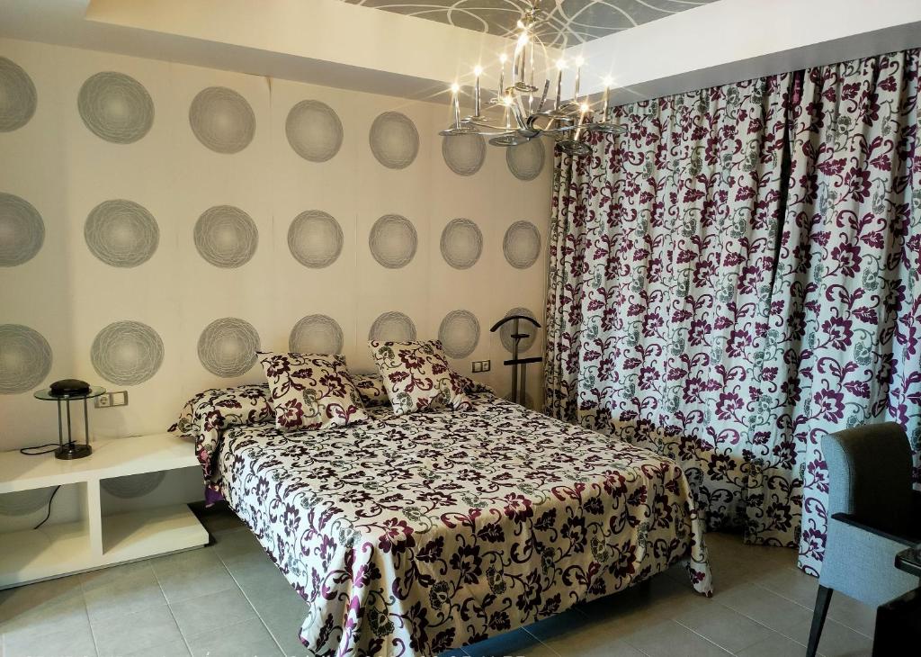 Un dormitorio con una cama y una pared con placas. en Casa Pablo Picasso 9, en Jimena de la Frontera