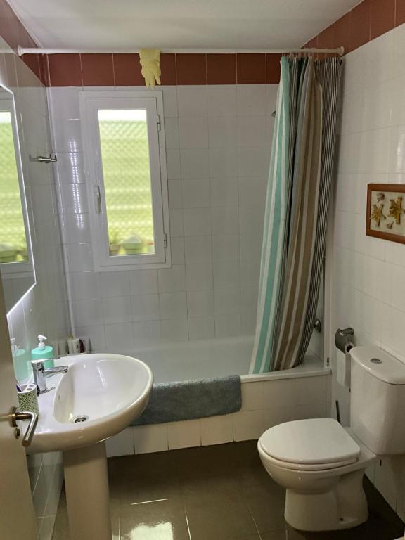 a bathroom with a tub and a toilet and a sink at Céntrico Apartamento Santa Justa in Seville
