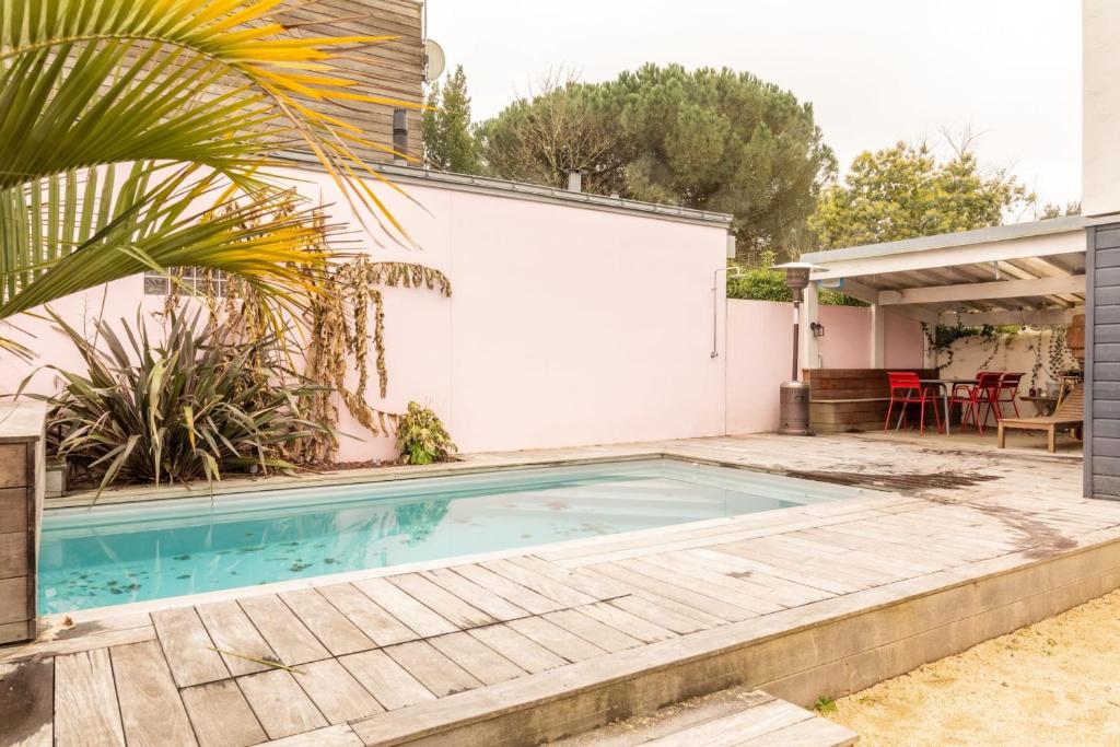 einen Pool im Hinterhof eines Hauses in der Unterkunft Mansion with private pool in Rezé