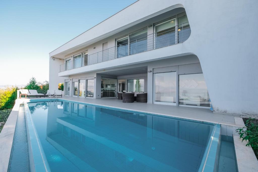 The White Villa - Image 8