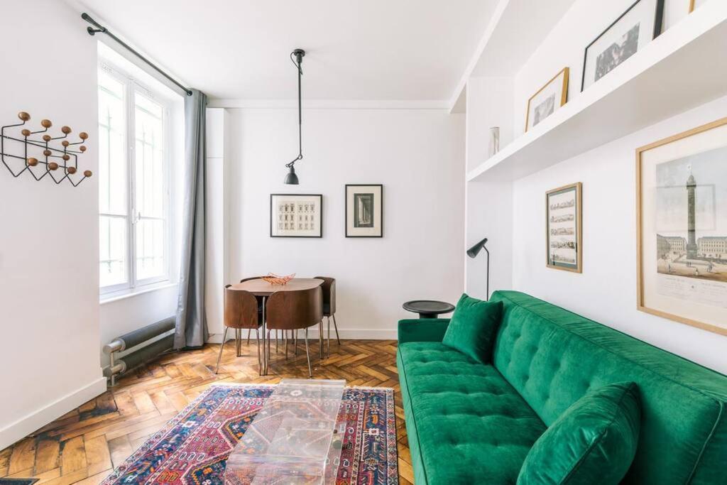 sala de estar con sofá verde y mesa en Bright apartment in the 10Arr. - 4 people, en París