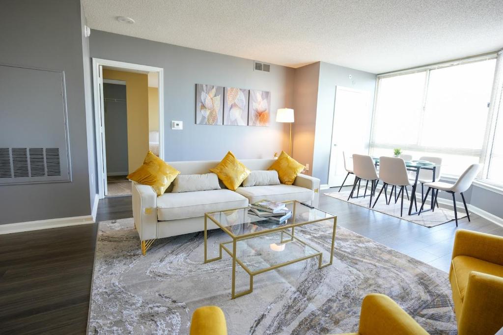 uma sala de estar com um sofá e uma mesa em Ballston Getaway King Suite em Arlington