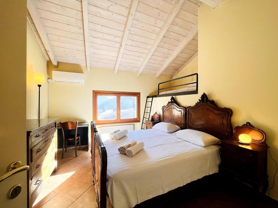 um quarto com uma cama grande num quarto em Casa Mina(Wi-fi & TV) em Serralunga di Crea