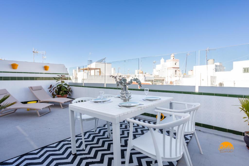 - Balcón con mesa blanca y sillas en Atico Catedral by Cadiz Time, en Cádiz
