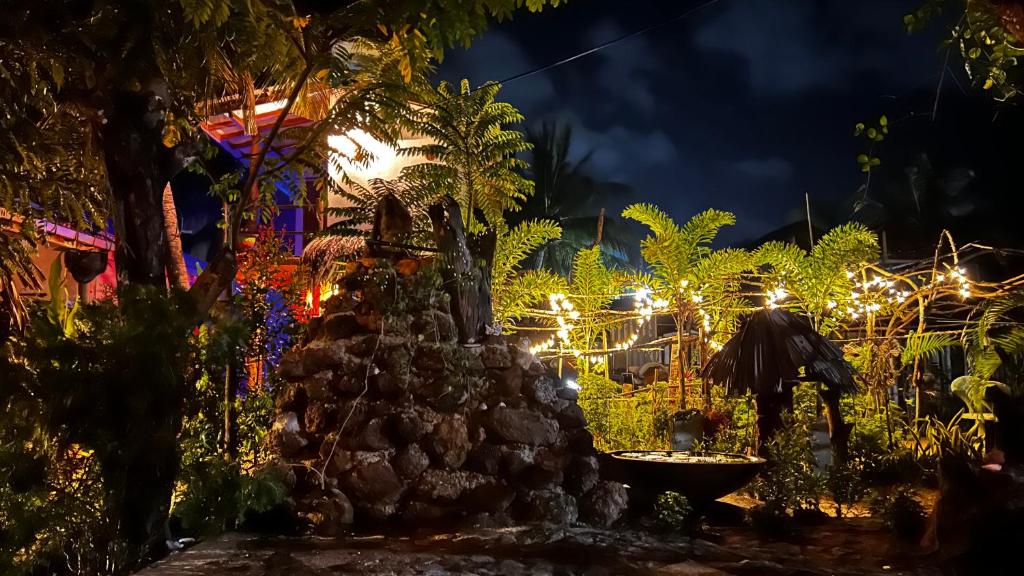 - un jardin éclairé la nuit avec des lumières dans l'établissement Hakuna Matata Arugambay, à Baie d'Arugam