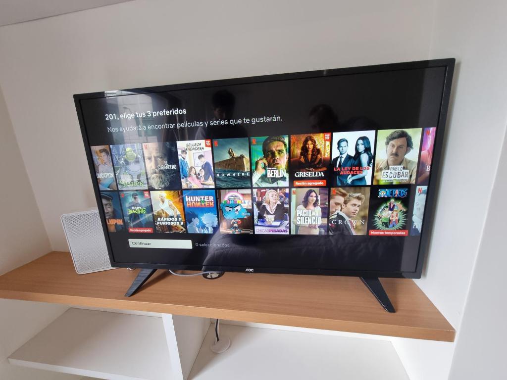 Uma televisão e/ou sistema de entretenimento em 201/ Precioso apartamento 1D+1B Centro + Jumbo 5 min