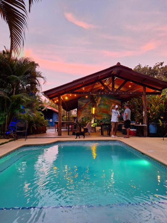 um grupo de pessoas em pé em torno de uma piscina em The Blue House Panama em Chame