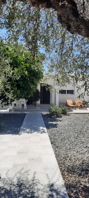 a courtyard with two chairs and a building at Janis Home in Chrani