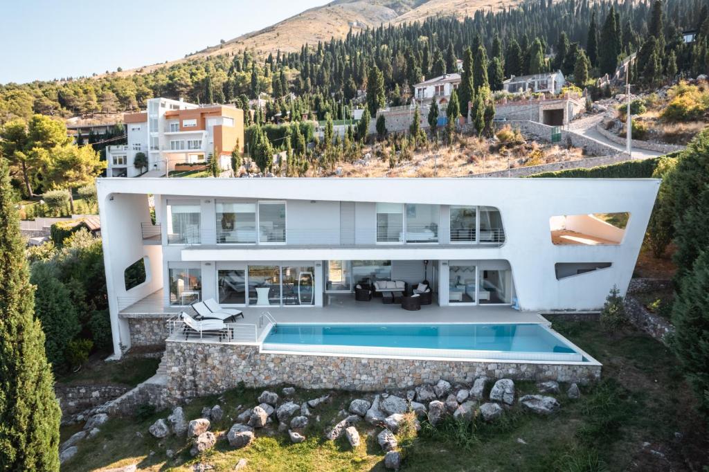 Bazén v ubytování Exclusive Lake Villa nebo v jeho okolí