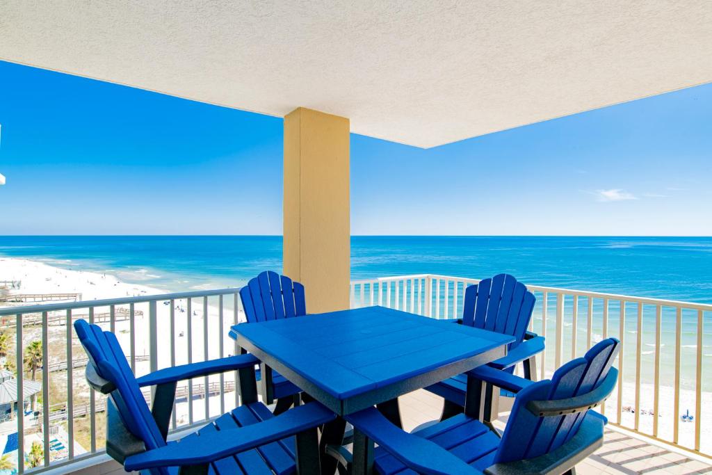 d'une table et de chaises sur un balcon donnant sur l'océan. dans l'établissement Beachfront Condo Balcony Pools Spacious Sauna, à Delta