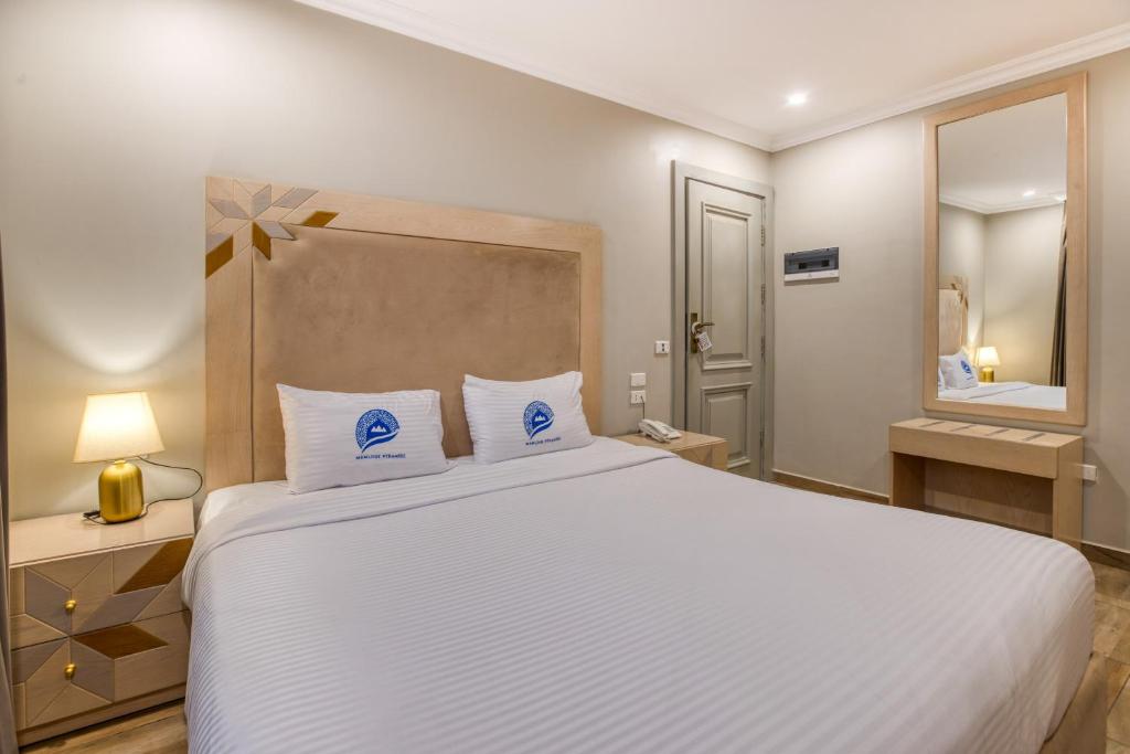 Letto o letti in una camera di Mamlouk Pyramids Hotel