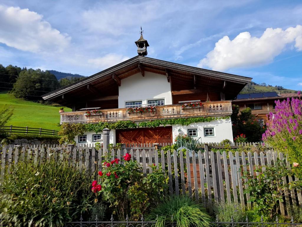 una casa con una recinzione di fronte di Viehhofgut a Bruck an der Grossglocknerstrasse