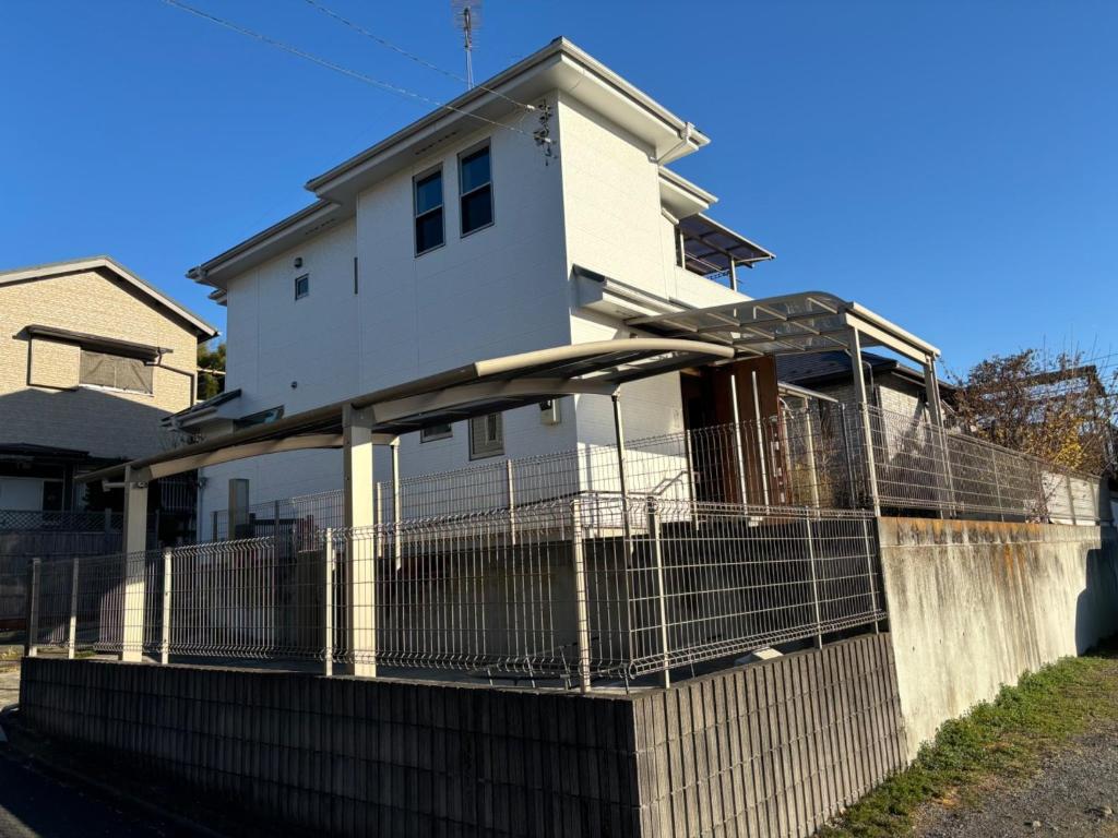 a white house with a fence in front of it at Hamachidesu - Vacation STAY 15817 in Akiruno