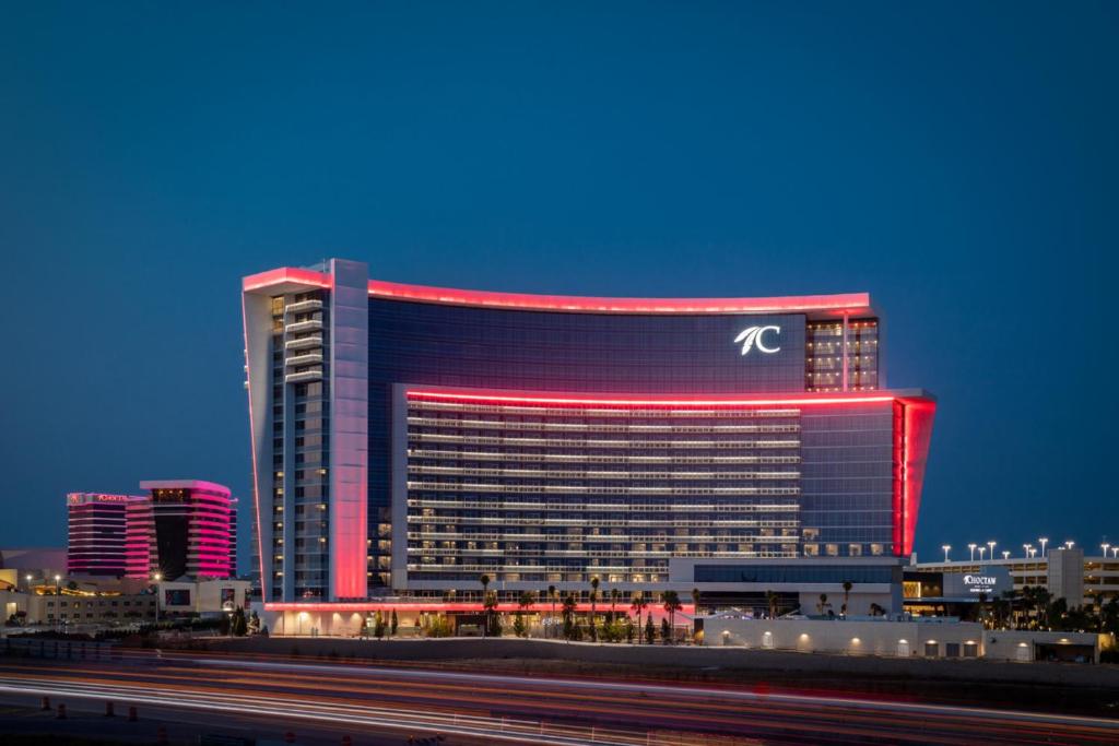 un edificio con un cartel en el costado en Choctaw Casino Resort - Durant en Durant