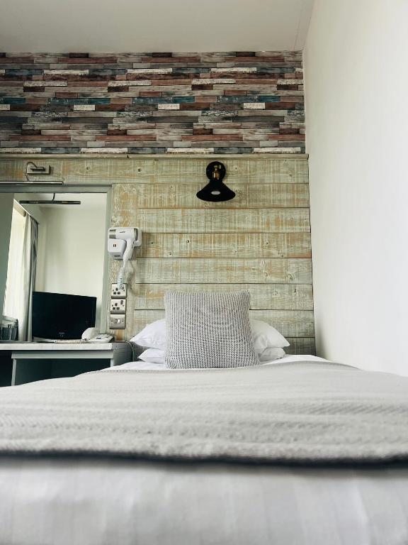 Inn On The Prom At The Fernlea Hotel - 
