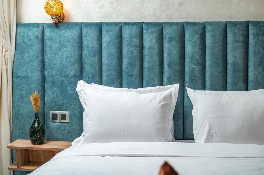 Postel nebo postele na pokoji v ubytování Maarif elite suites