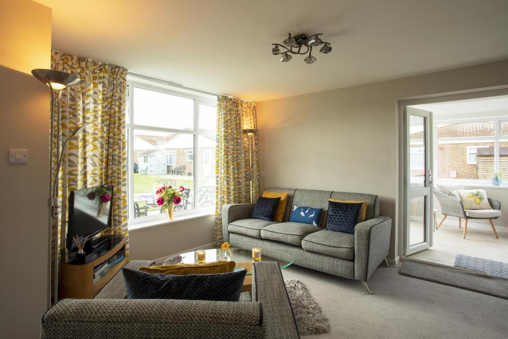 a living room with a couch and a tv at Harbour cottage sleeps 4 nr Marina Eastbourne in Pevensey