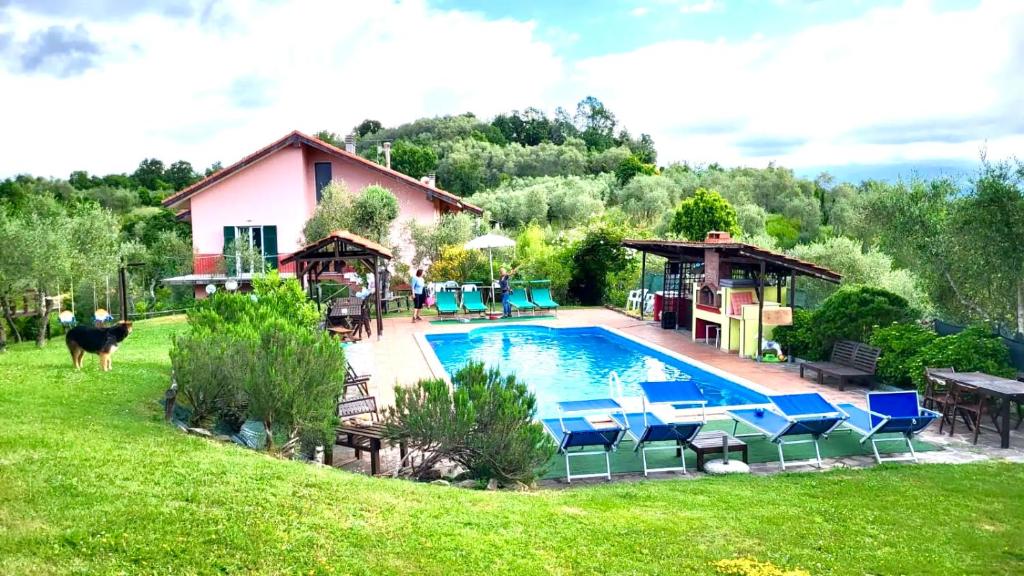 a house with a swimming pool in a yard at La Casa Rosa in Borghetto di Vara