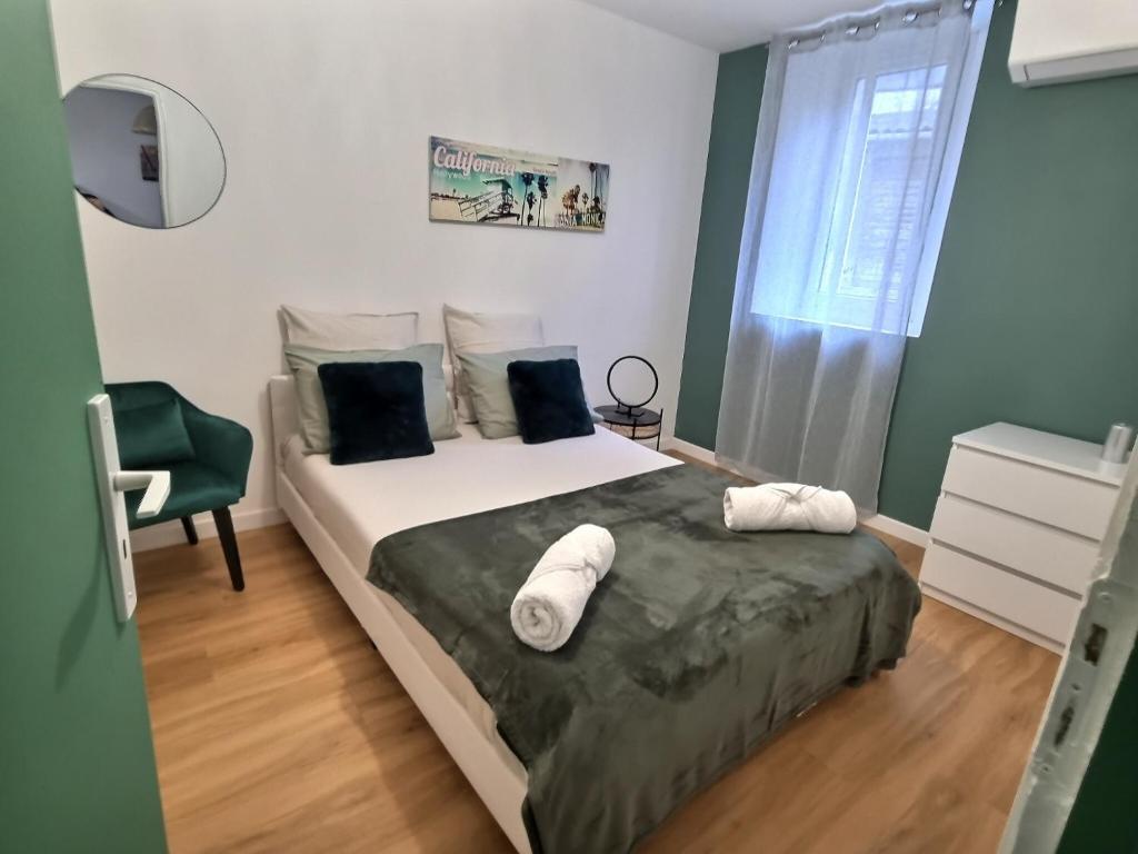 een slaapkamer met een bed met handdoeken erop bij Appartement T2 Proche plage des Catalans in Marseille