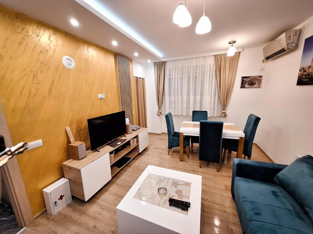 TV a/nebo společenská místnost v ubytování VASKE APARTMAN