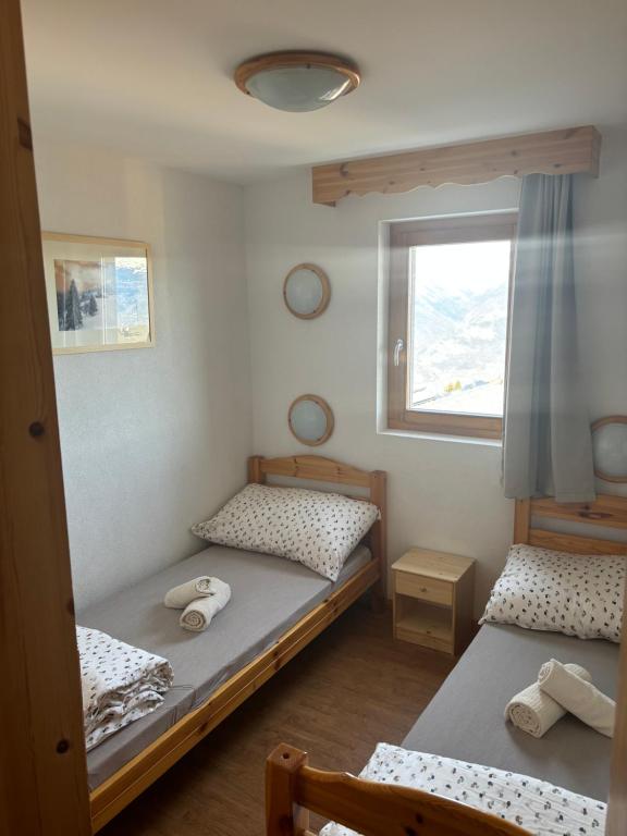 Postel nebo postele na pokoji v ubytování Appartamento Pracondu, ski-in ski-out, con vista sulle alpi
