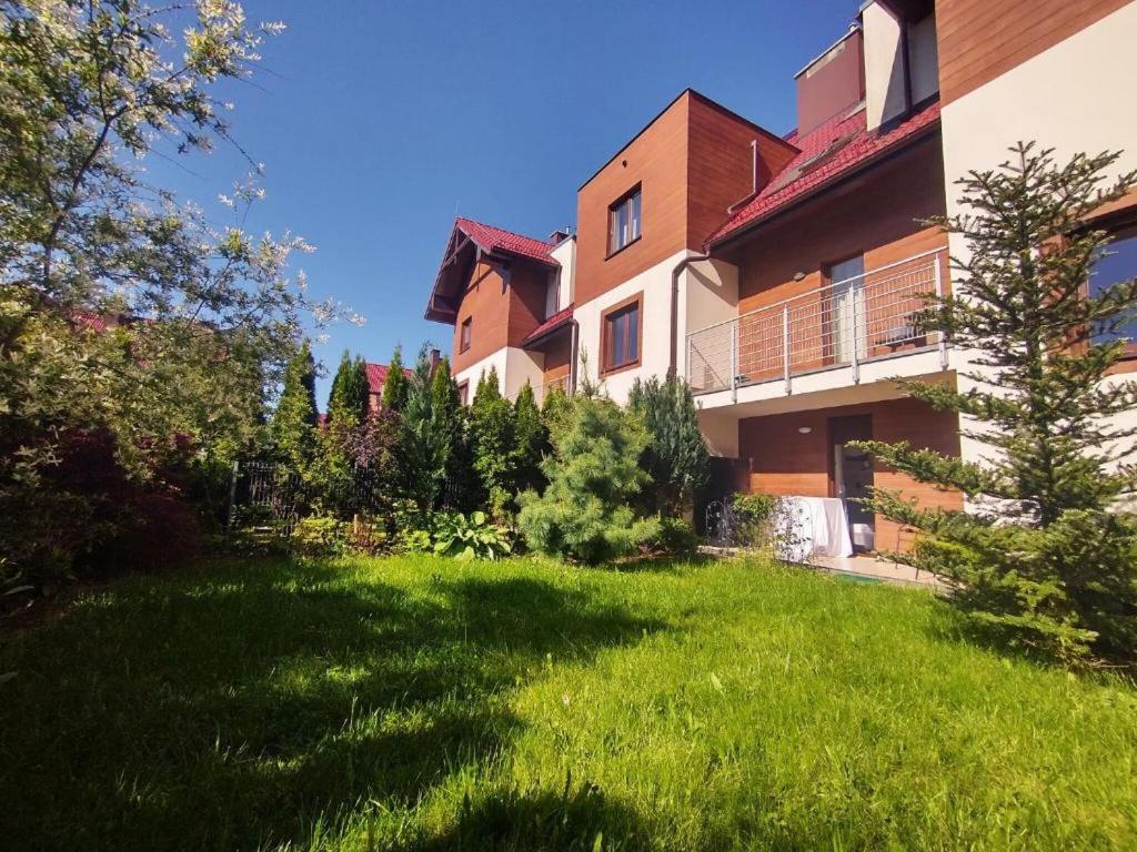 Vonkajšia záhrada v ubytovaní APARTAMENT POD GWIAZDAMI, z dwoma ogródkami i dwoma tarasami
