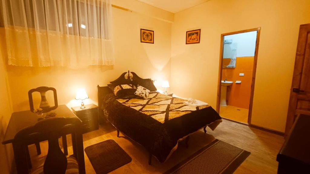 sypialnia z łóżkiem, stołem i lustrem w obiekcie HGA-Coral-Spa w mieście La Paz