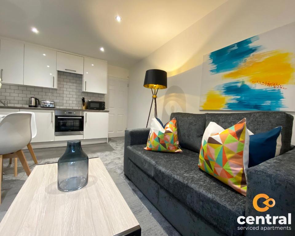 sala de estar con sofá y mesa en 1 Bedroom Apartment by Central Serviced Apartments - Modern - FREE Street Parking - Close to University of Dundee - Weekly-Monthly Stay Offers - Wi-Fi - Cosy Little Apartment en Dundee