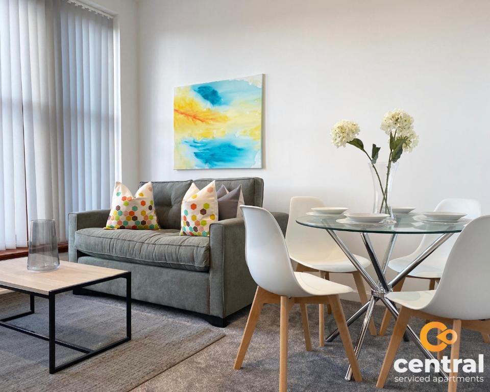 un soggiorno con divano e tavolo di 1 Bedroom Apartment by Central Serviced Apartments - Walk Away From Main Attractions - Parking Available - Close to Bus and Train Station - Easy Access to City Centre - Wi-Fi - Fully Equipped - Monthly-Weekly Stay Offers a Dundee