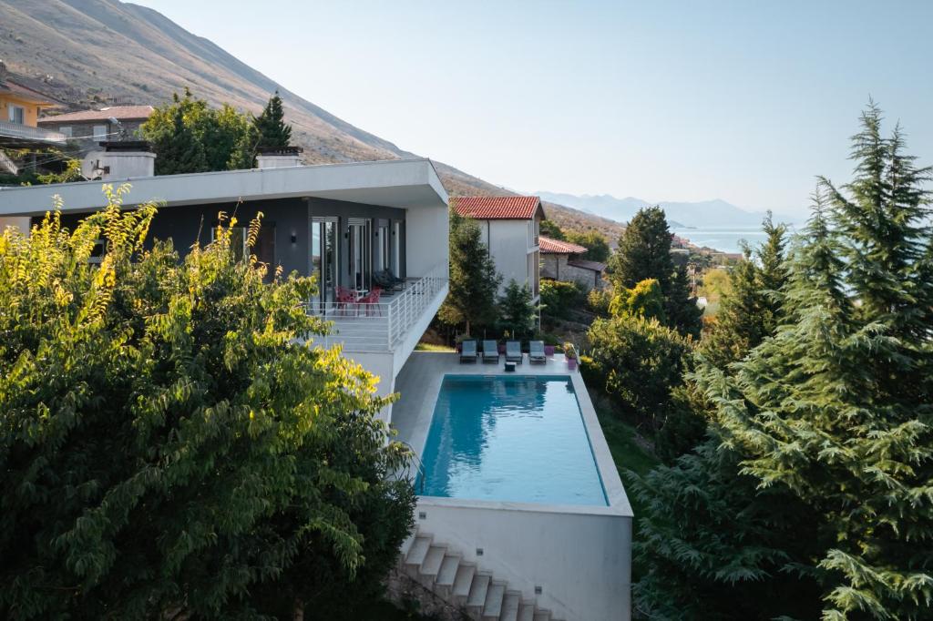 eine Luftansicht eines Hauses mit Pool in der Unterkunft Sunrise - The Twin Villa in Shirokë