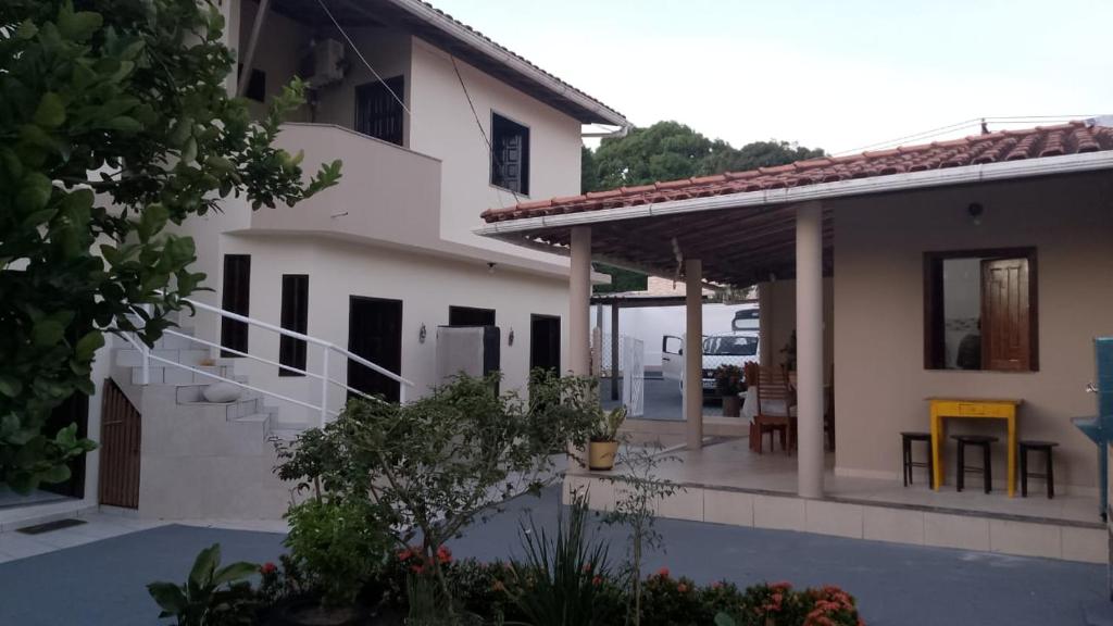uma villa com uma piscina e uma casa em Casa da Ana em Camaçari